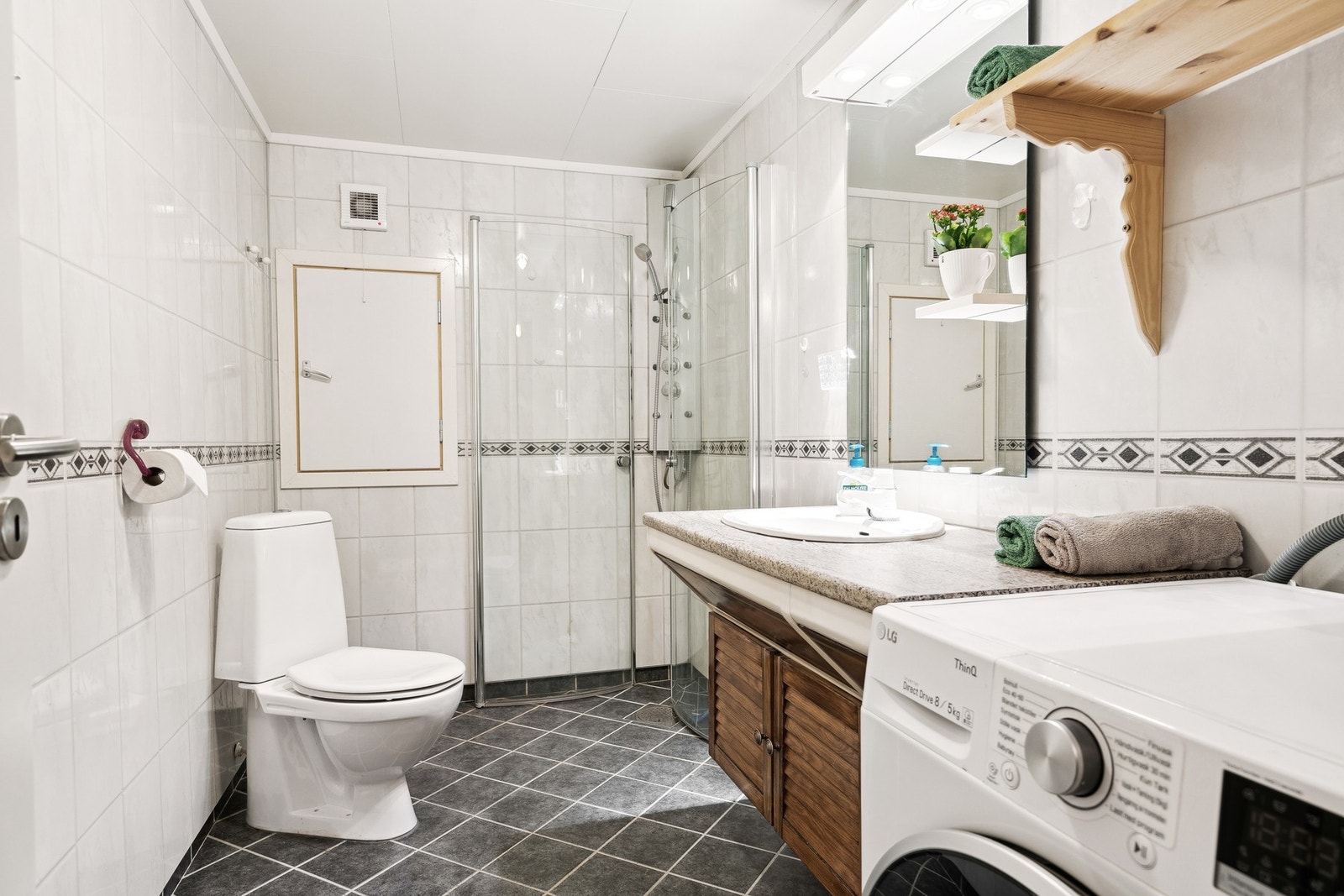 Bad i kjelleretasje. Galleribilde