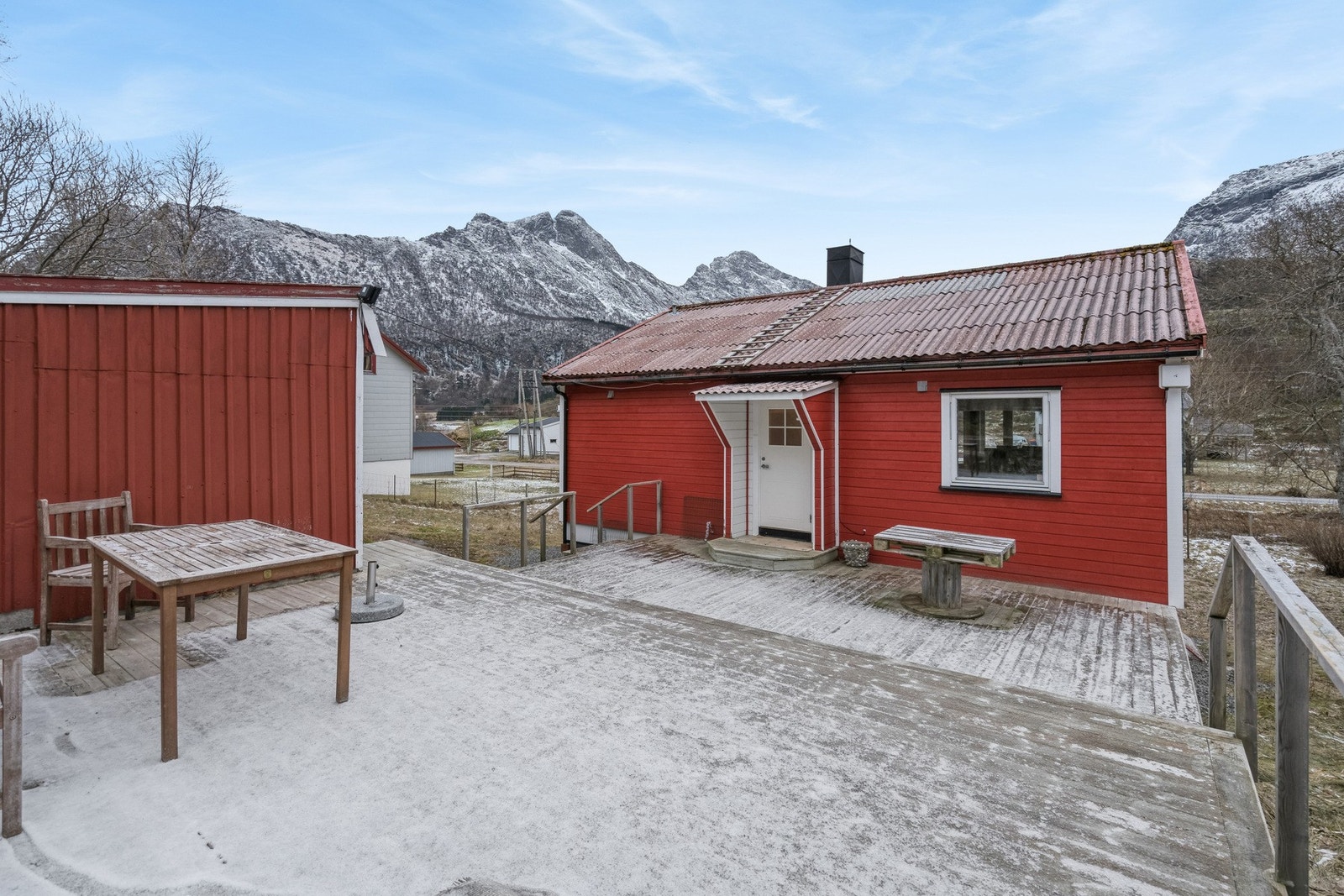 Ved inngangspartiet på baksiden av huset har du en svært romslig platt! Galleribilde