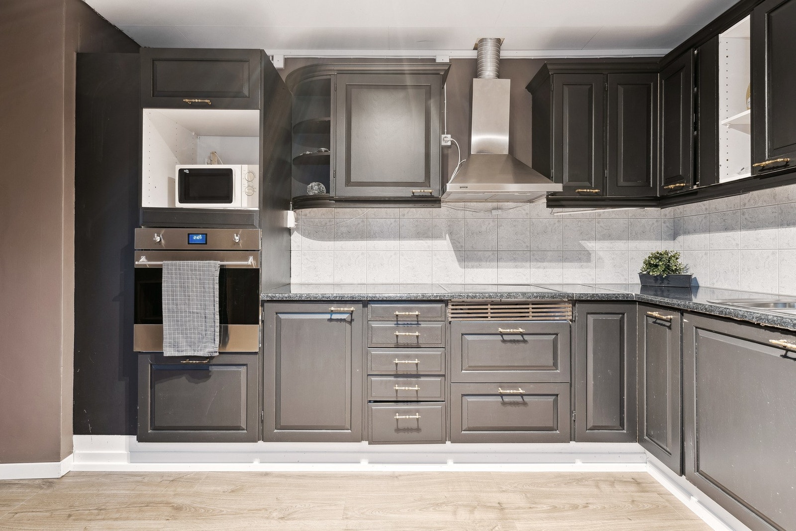 Kjøkkenet er rikelig utbygd med over- og underskap. Galleribilde