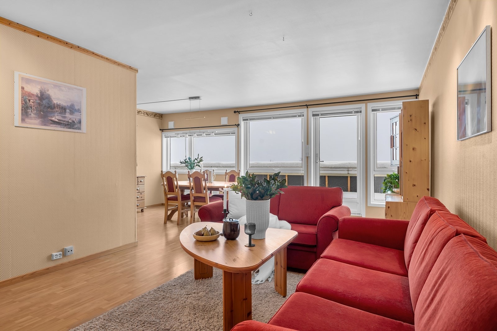 Det er god plass til sofagruppe og spisestue. Galleribilde