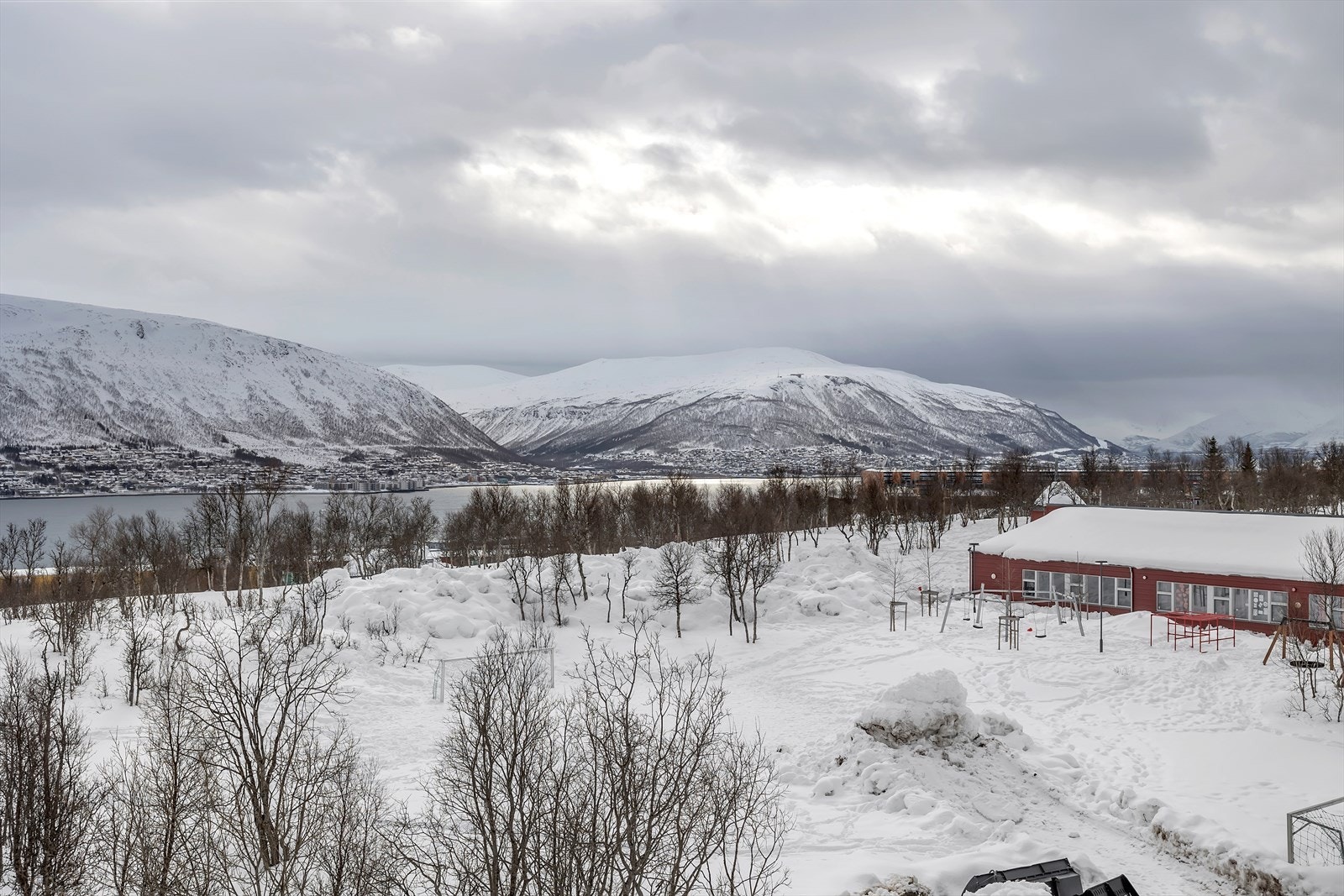 Nydelig utsikt mot Tromsøysundet og Tromsdalen - barneskole som nabo. Galleribilde