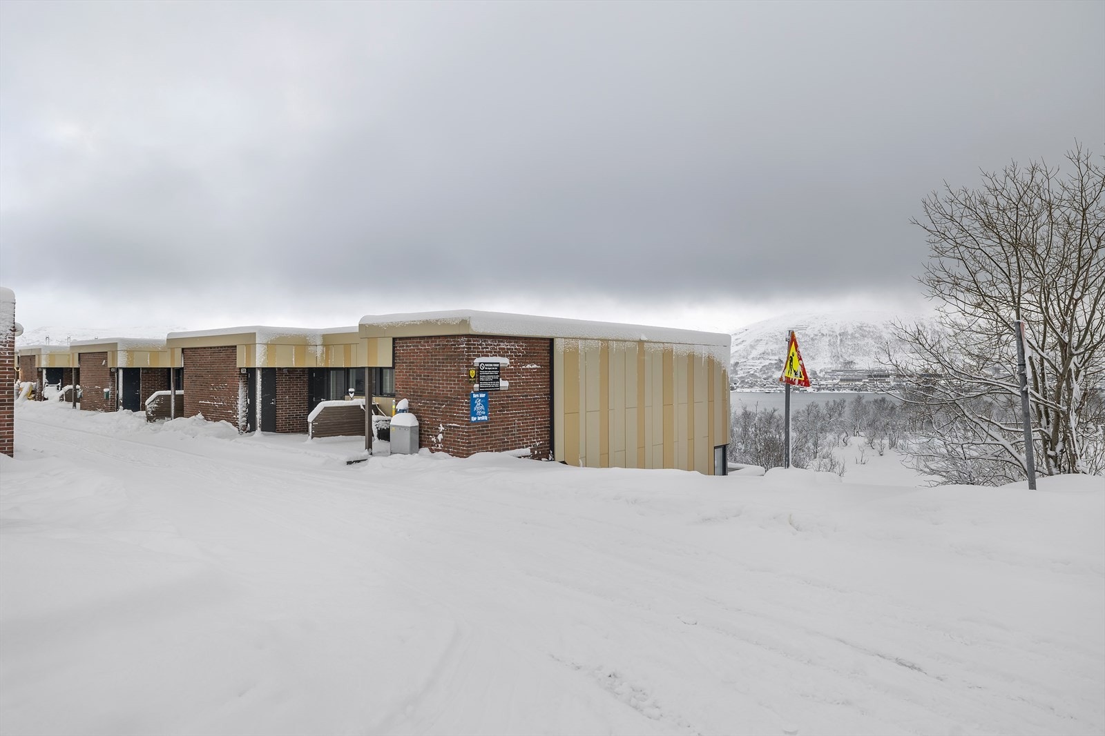 Leiligheten ligger på nedsiden av vegen med vid utsikt mot Tromsøysundet og fastlandet. Galleribilde