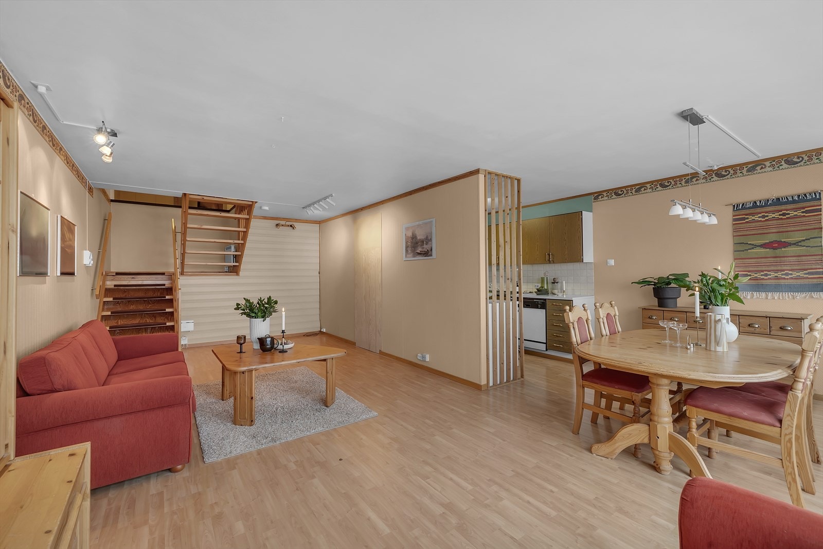 Kjøkkenet er adskilt fra stuen - spisestuen har naturlig plassering foran kjøkkenet. Galleribilde