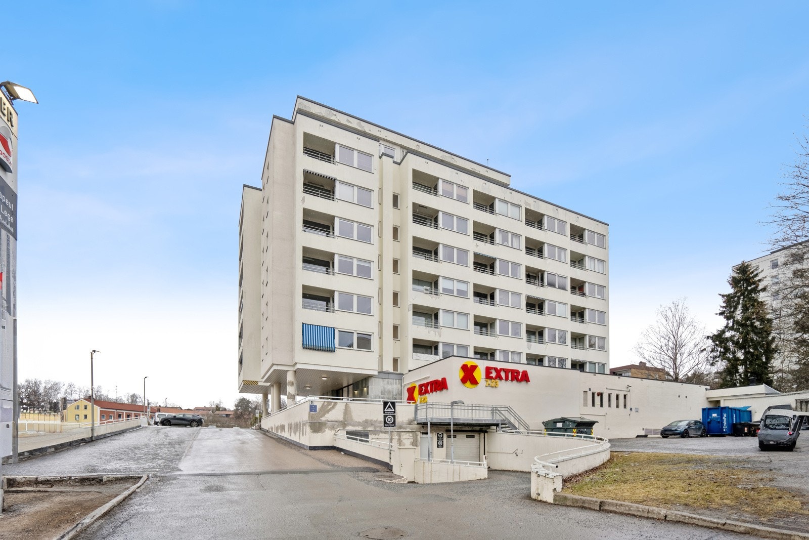 Fasade, med butikk i samme bygg Galleribilde