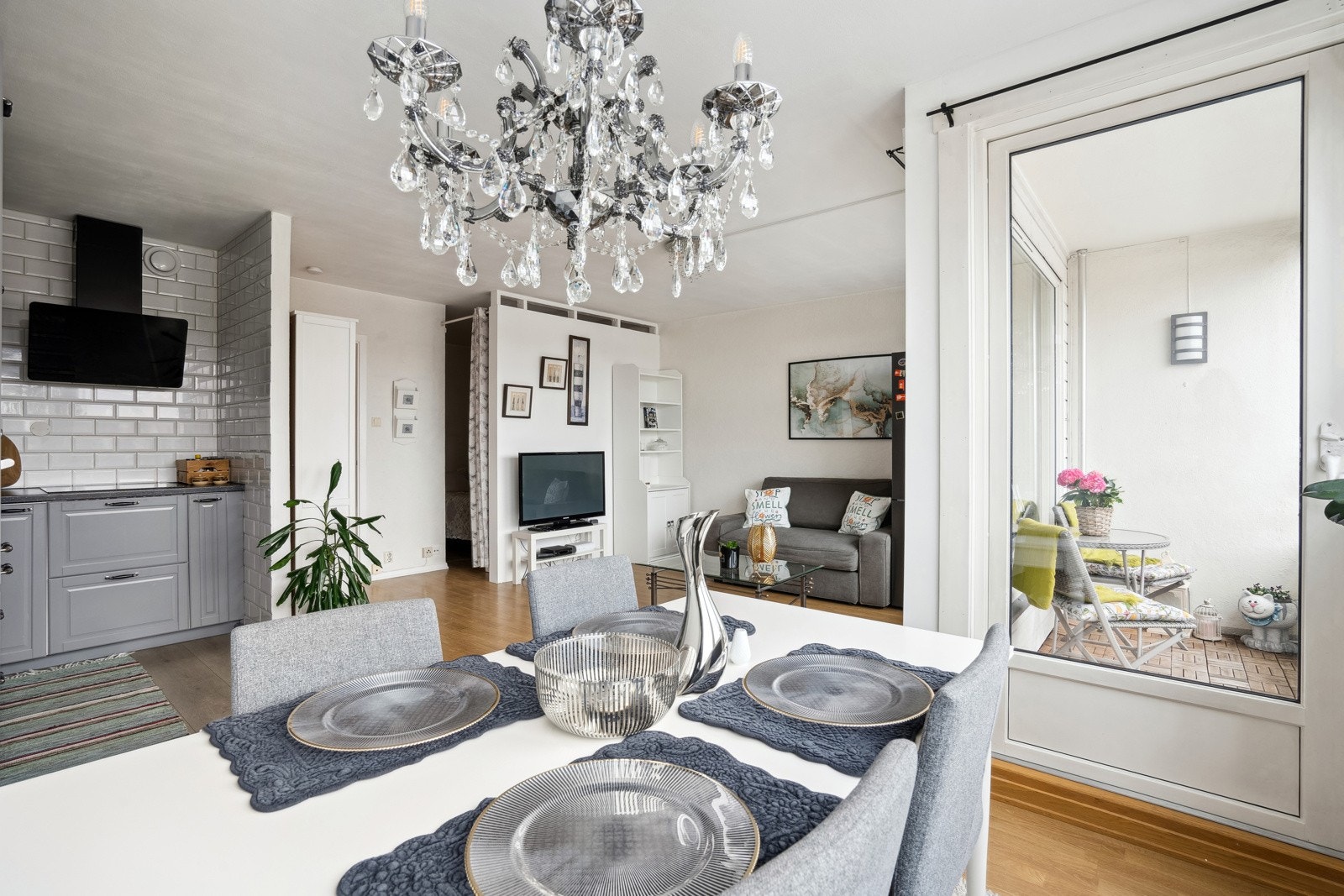 Romslig sapisestue med utgang til balkongen Galleribilde