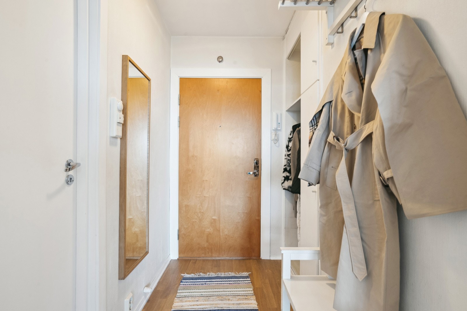 Entré med gode oppbevaringsløsninger Galleribilde