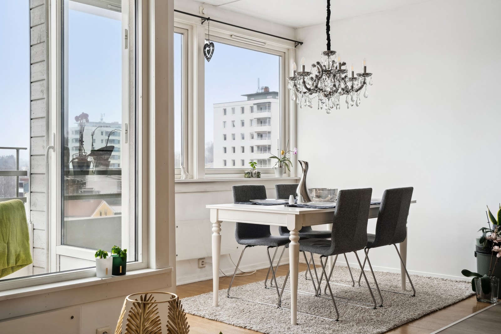 Godt med lys fra de stor vinduene i spistestuen Galleribilde