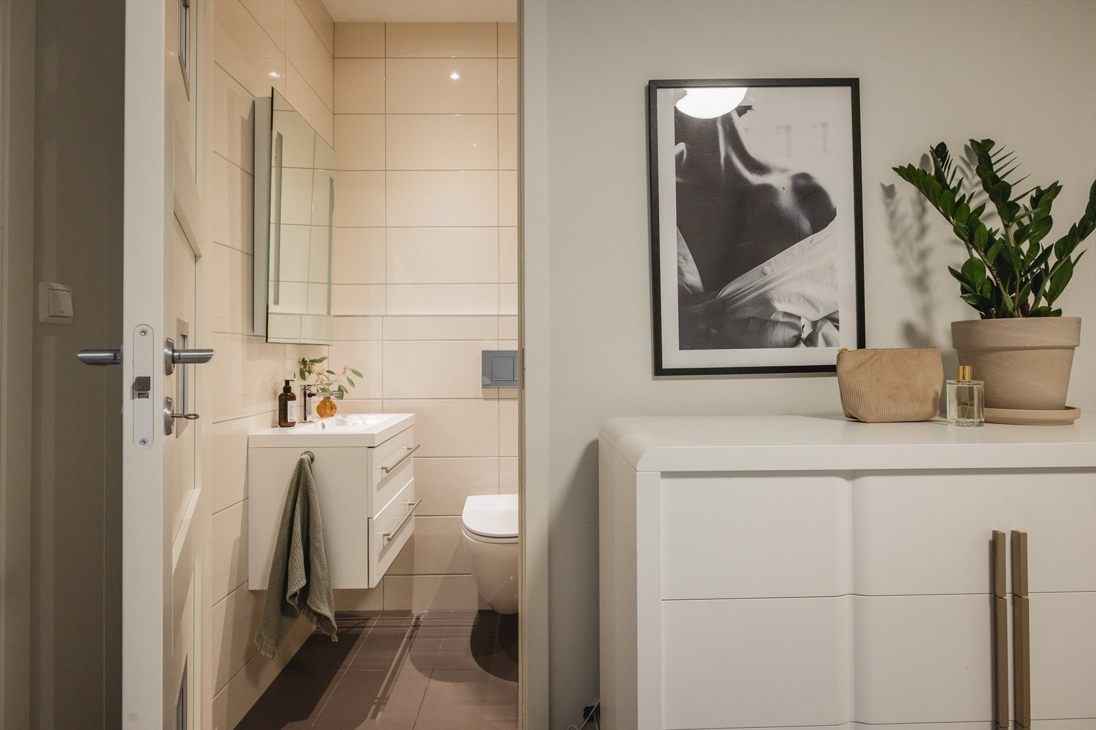 Badet ved hovedsoverommet er helfliset med vannbåren gulvvarme Galleribilde