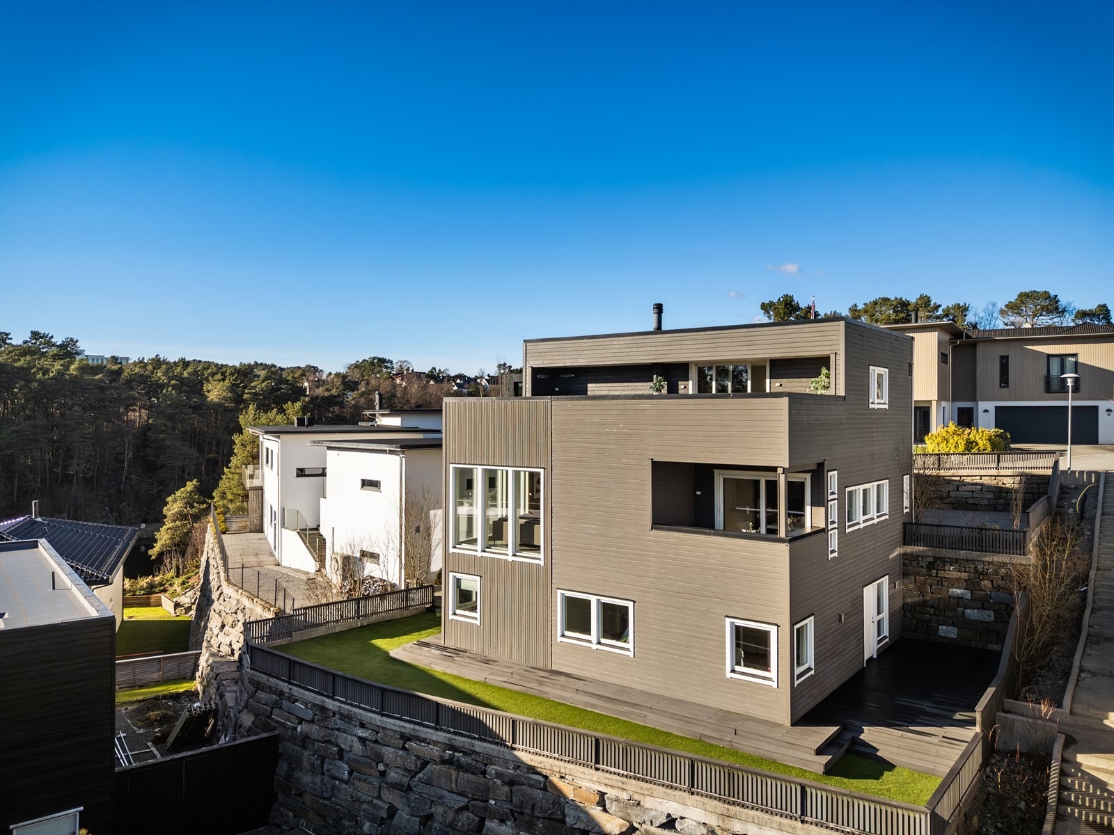 Meget pent opparbeidet eiende tomt som er bygget opp av eier slik at vedlikehold og stell av eiendommen er meget enkelt Galleribilde