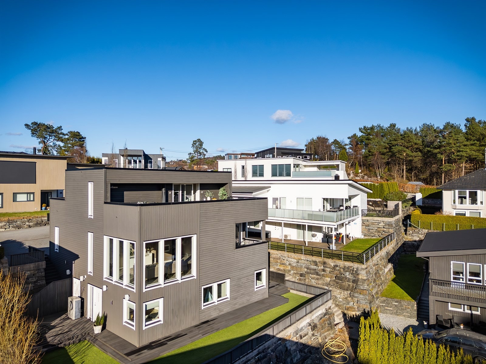 For den golf-entusiastiske har boligen en ypperlig beliggenhet med umiddelbar nærhet til Fana golf. Det er også svært gode turmuligheter i nærområdet med bl.a. umiddelbar tilgang til Siljustøl med turstier og andedam, samt rundt golfbanen Galleribilde