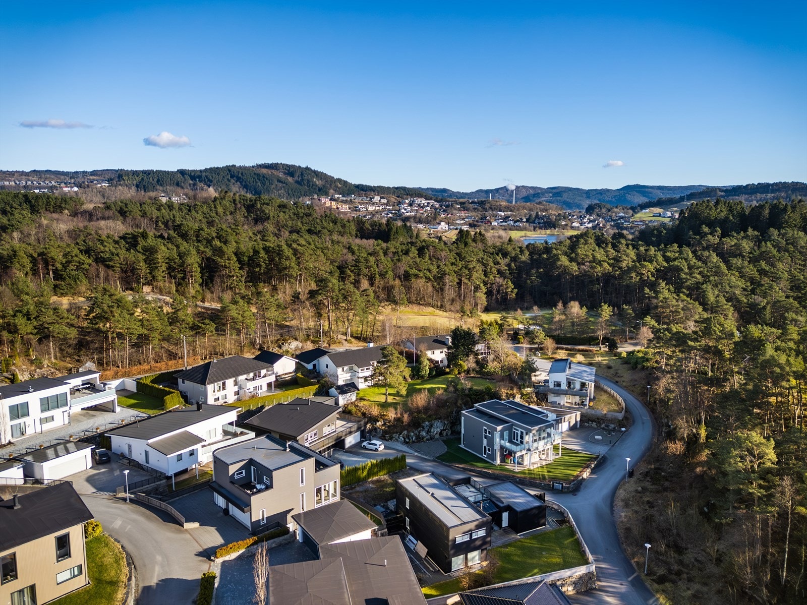 Boligen ligger i en endegate og dermed slipper en gjennomgangstrafikk Galleribilde