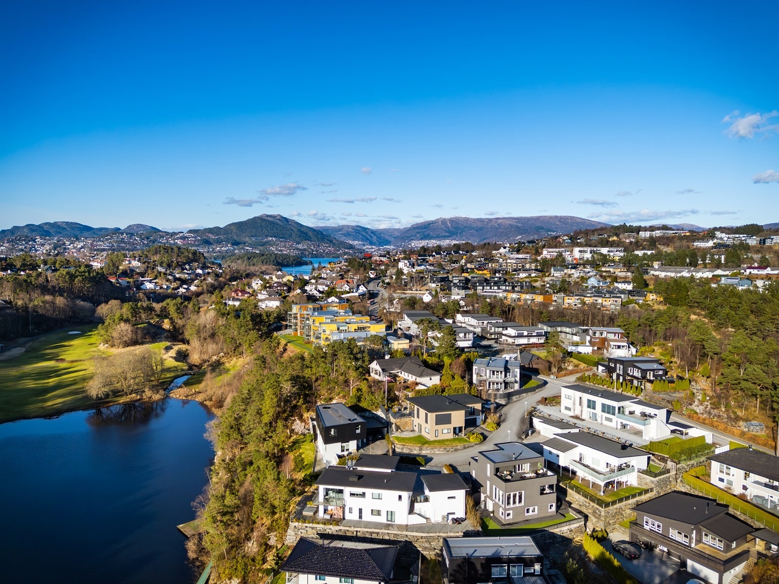 Beliggenheten passer midt i blinken for barnefamilien med nærhet til flere barnehager som bl.a. nye og moderne Steinsvikkroken barnehage eller til Vindharpen barnehage Galleribilde
