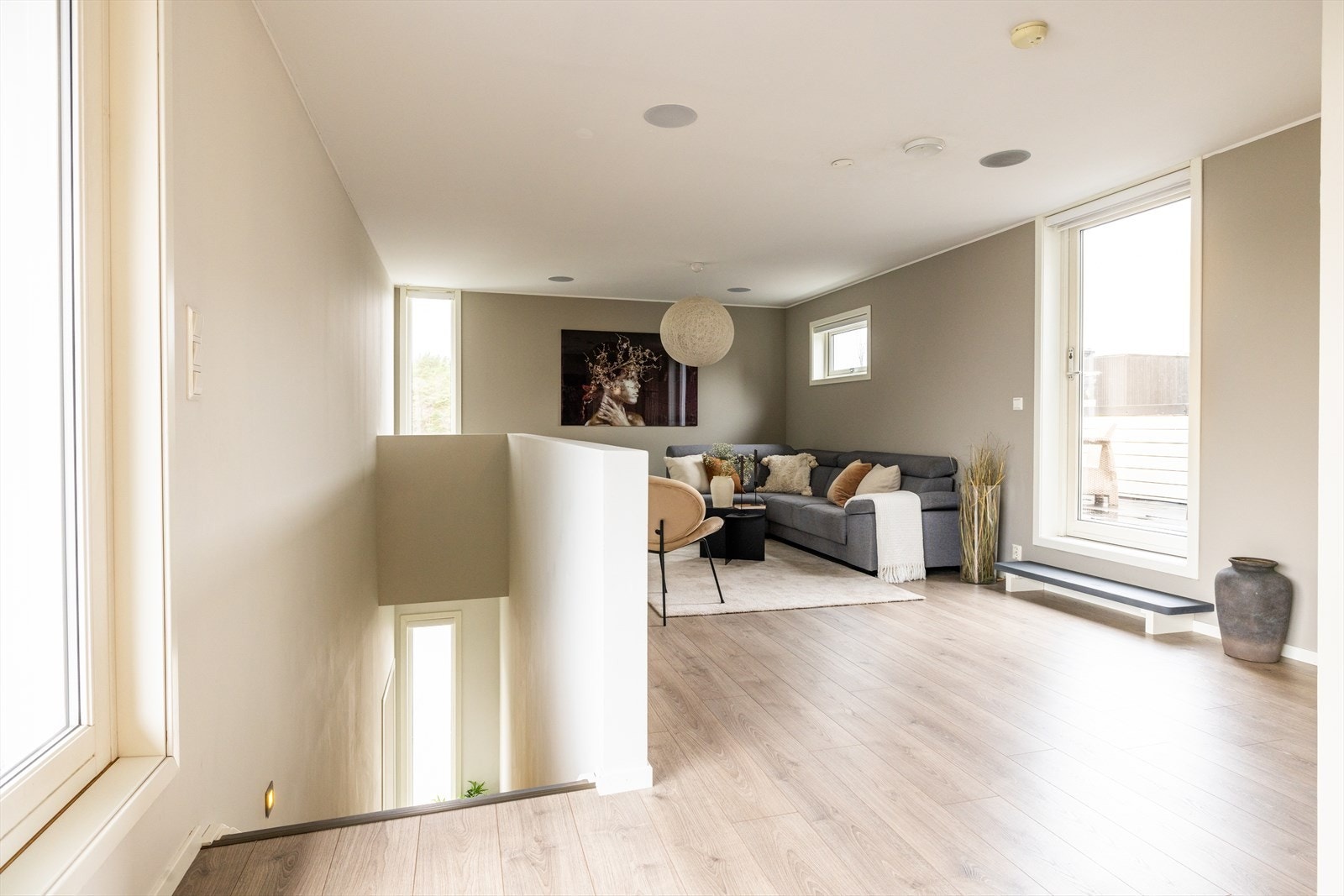 Flott loftstue med plass til en sofakrok og annet ønskelig møblement Galleribilde