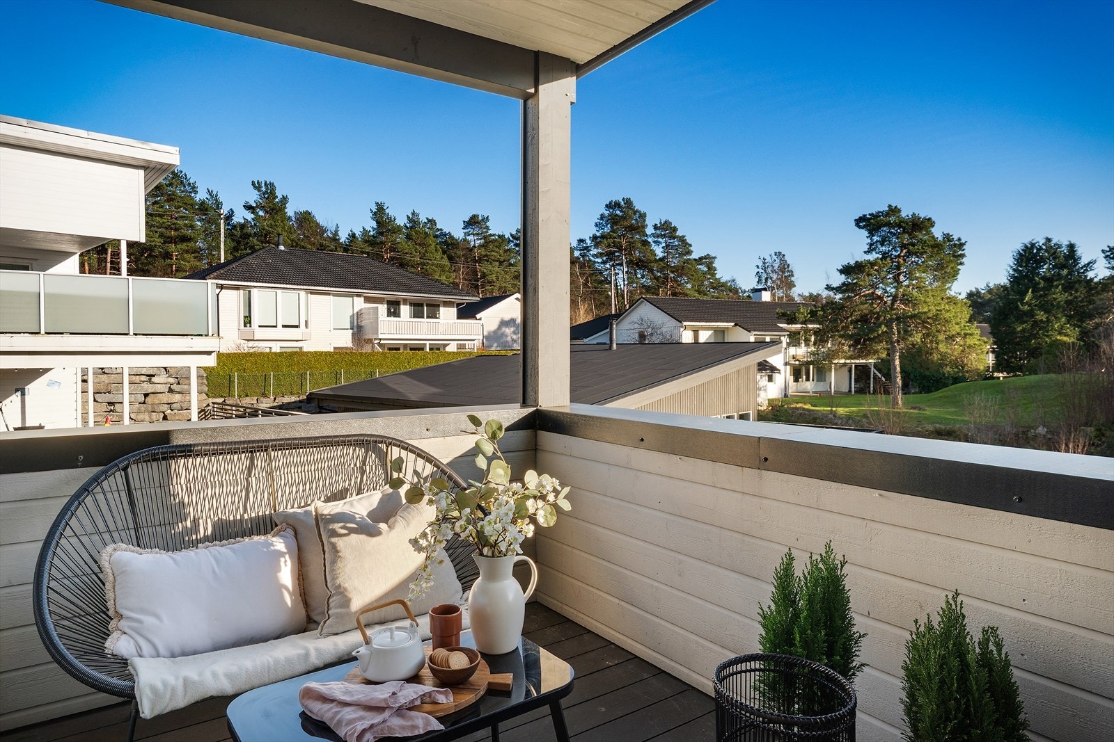 Det er direkte utgang til en overbygget balkong med lite innsyn og plass til en sittegruppe hvor en kan nyte morgen/formiddagssolen Galleribilde