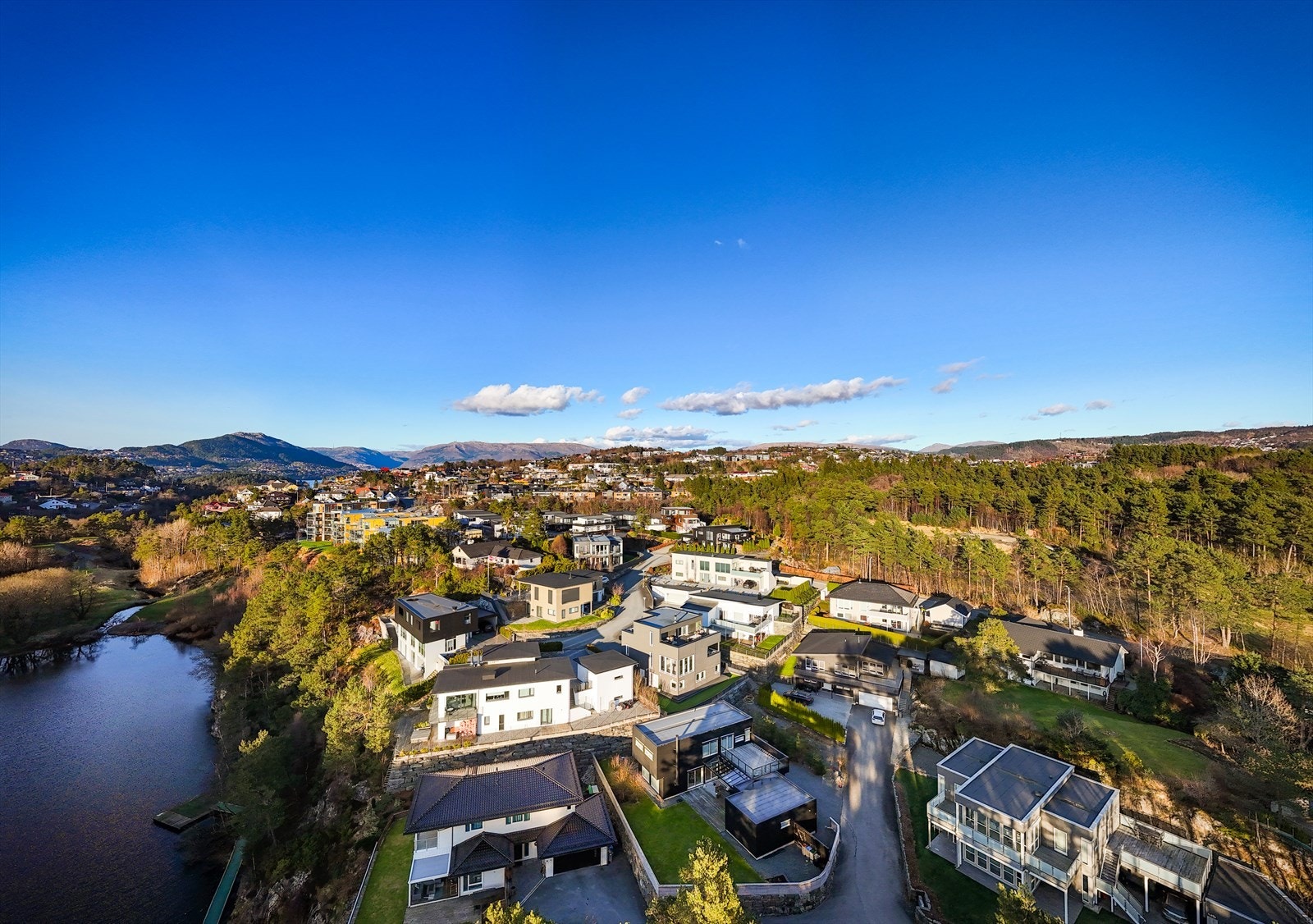 Fra boligen tar det ca. 14 minutter gange til bybanestoppet Råstølen eller 6 minutts gange til busstoppet Indre Steinsvik. Like ved er det restauranter som Venezia Pizzeria og iSushi. Fra Lagunen kjøpesenter går det også hyppige bussavganger Galleribilde