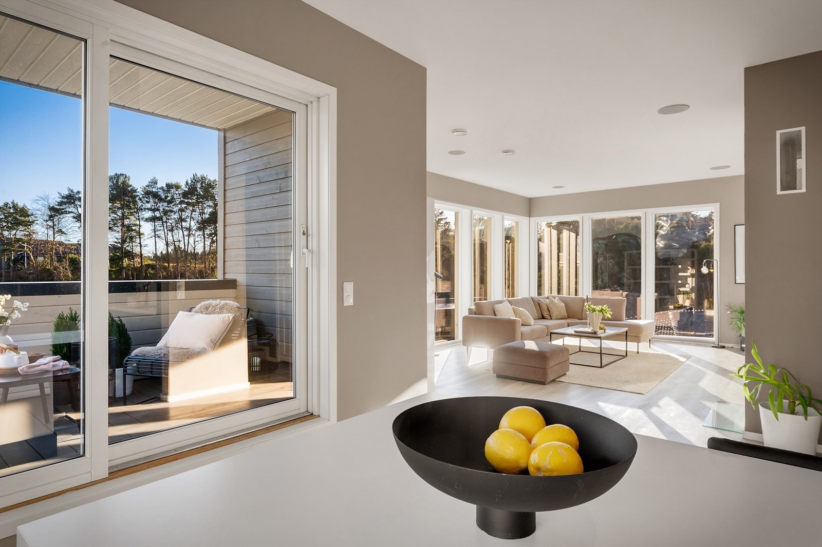 Rommet har en stilig utforming med store vindusflater som slipper inn svært behagelige mengder naturlig lys Galleribilde