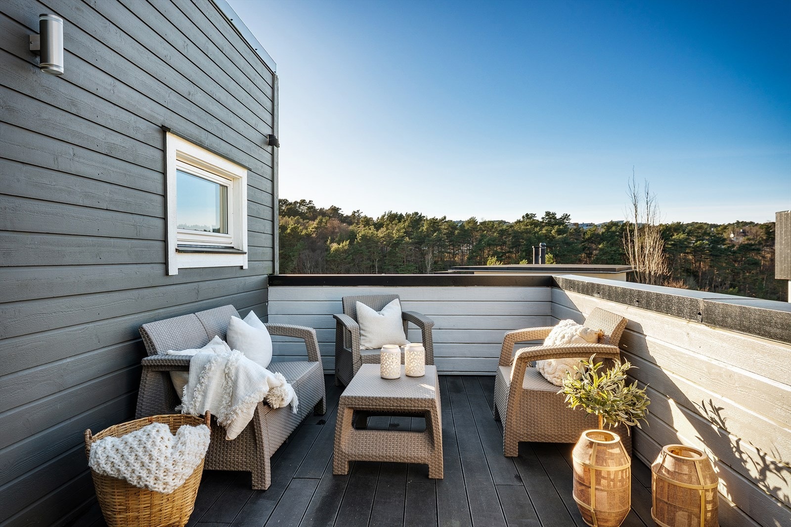 Gode møbleringsmuligheter og terrassedekke av kompositt Galleribilde