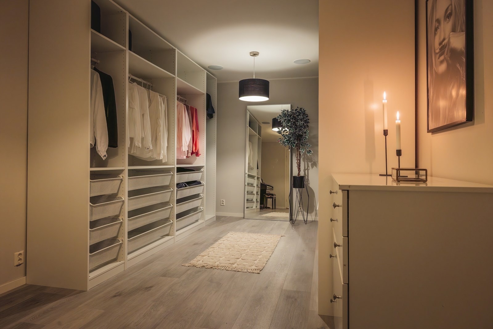 Stor walk-in-closet Galleribilde