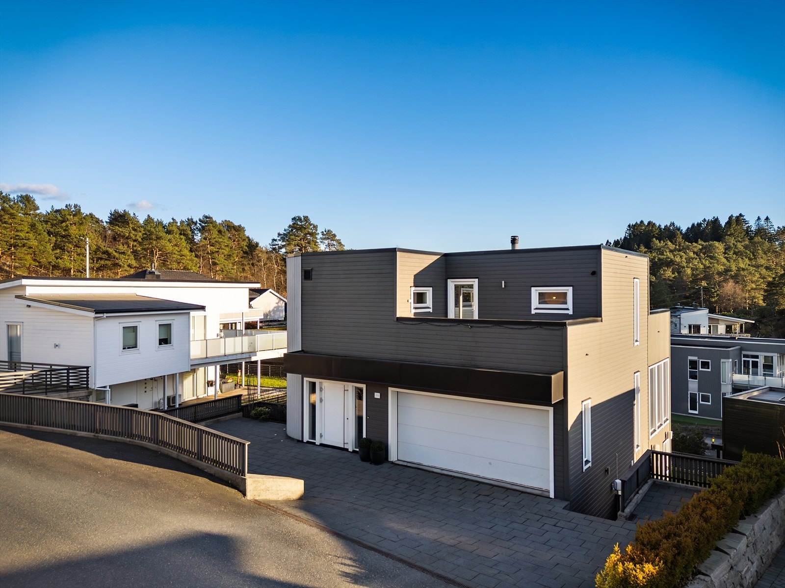 Eksepsjonell og innholdsrik villa i attraktive Steinsvikkroken med dobbelgarasje Galleribilde