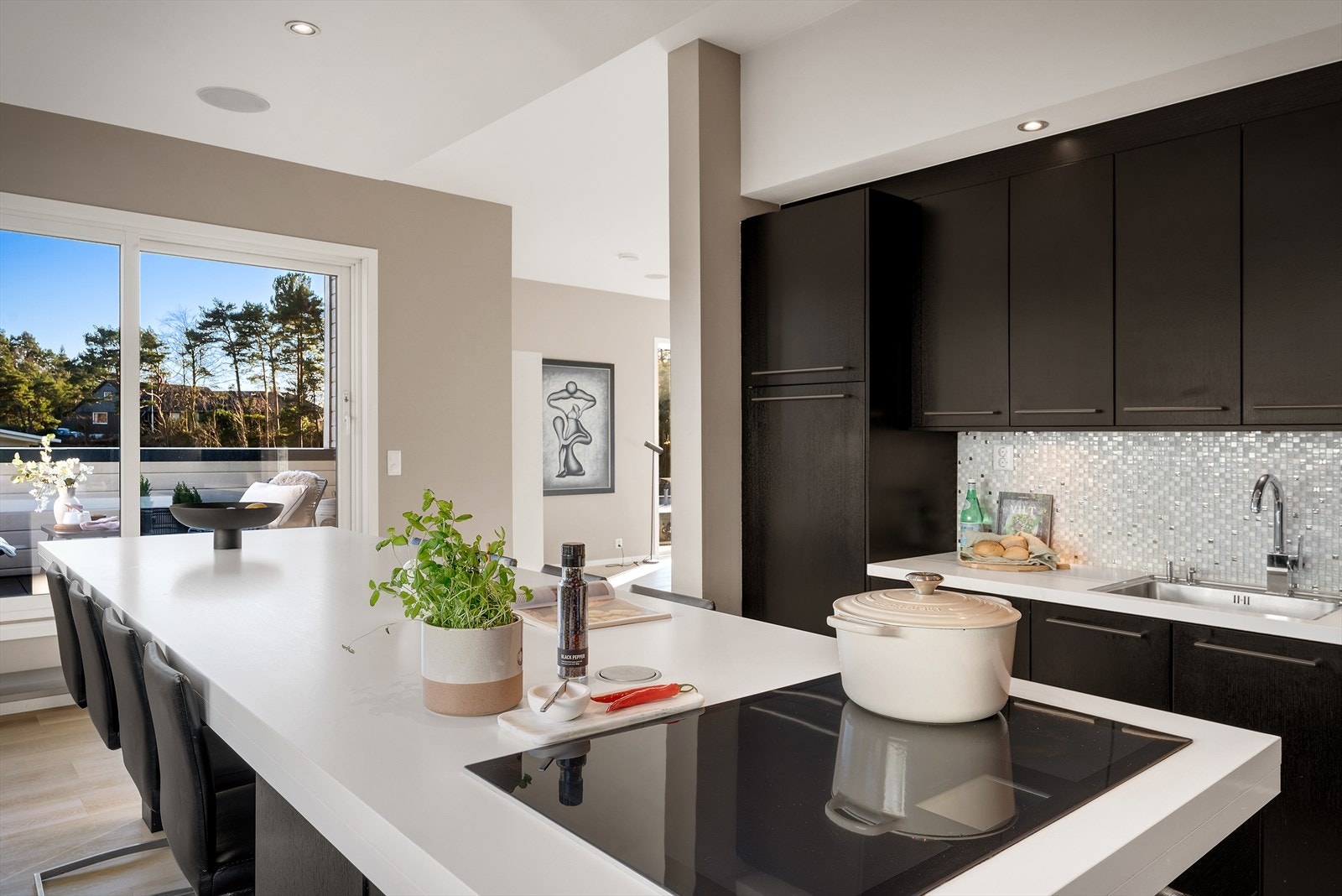 Stor og flott kjøkkenøy med platetopp og som fungerer som spisegruppe Galleribilde