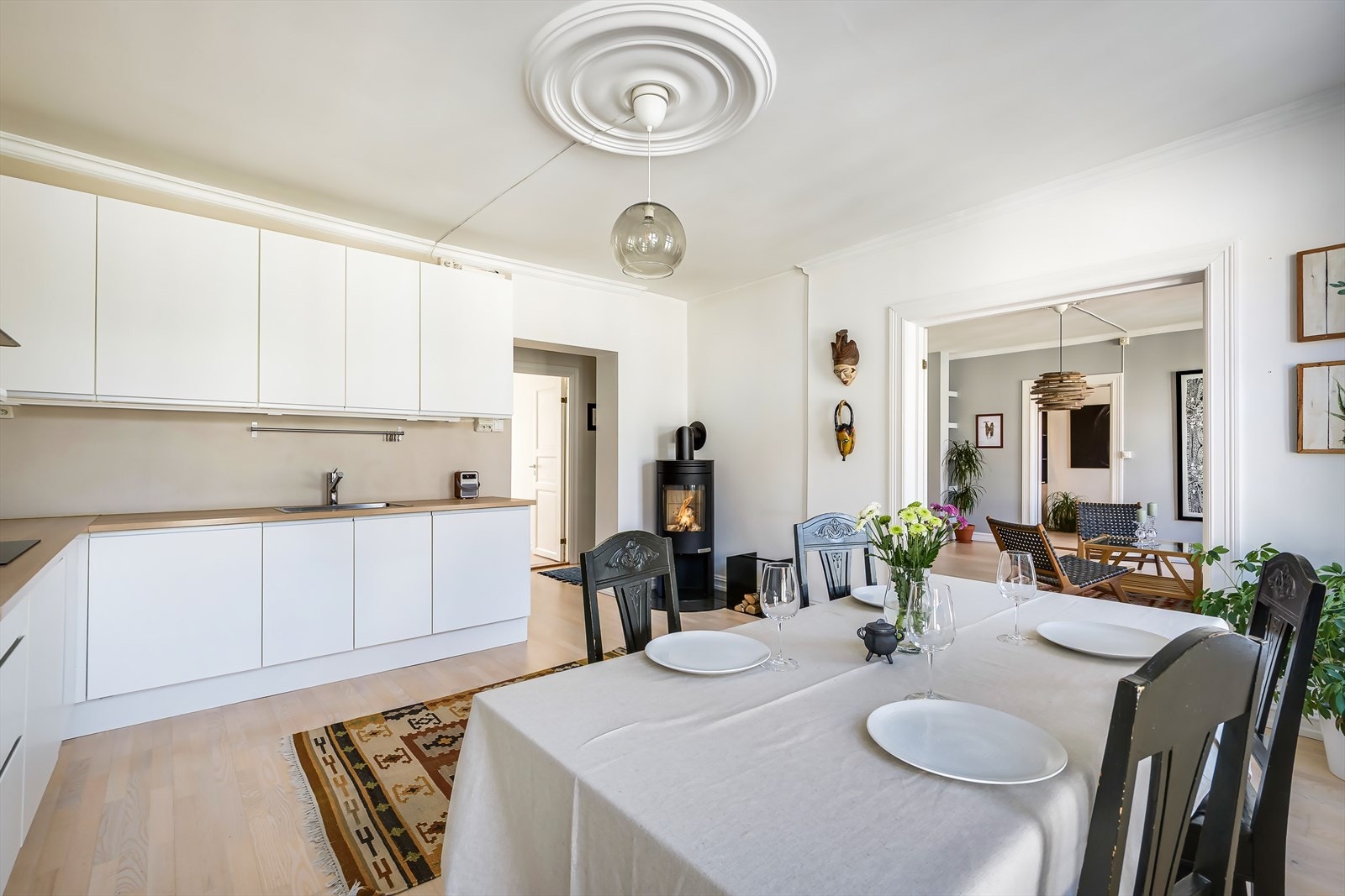 Kjøkkenet har integrert induksjonsplatetopp, stekeovn, oppvaskmaskin og kjøl/fryseskap. Galleribilde