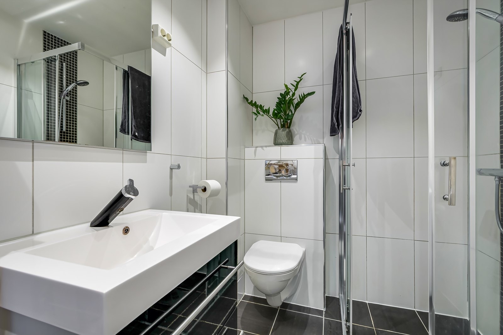 Badet er holdt i en tidløs stil med nøytrale fargevalg og moderne innredning. Galleribilde