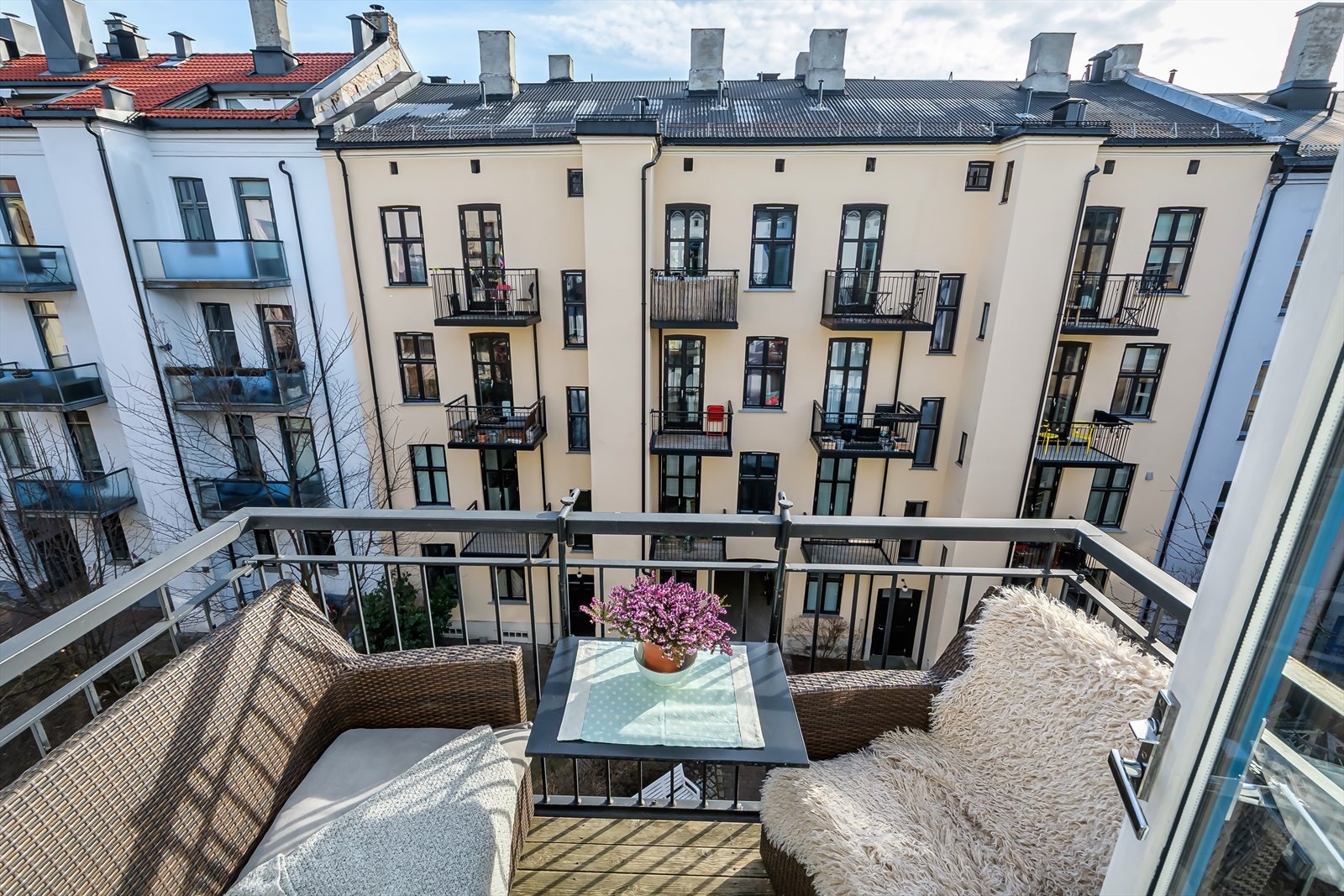 Balkongene vender mot øst og har nydelig morgen- og formiddaggsol. Galleribilde