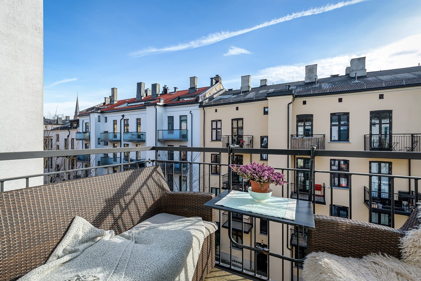 Hyggelig balkong vendt inn mot bakgården. Galleribilde