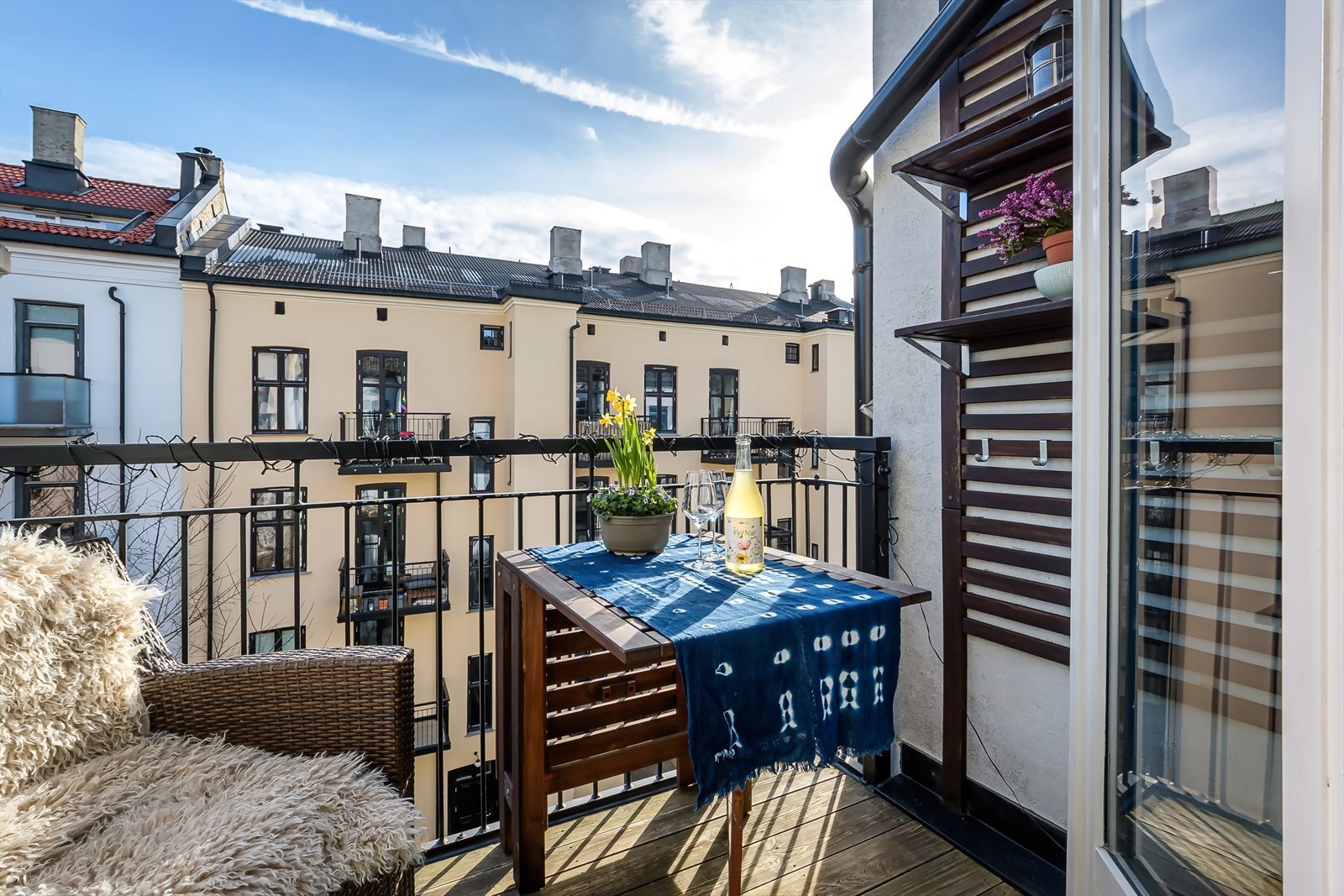 Begge balkongene vender inn mot den rolige bakgården. Galleribilde