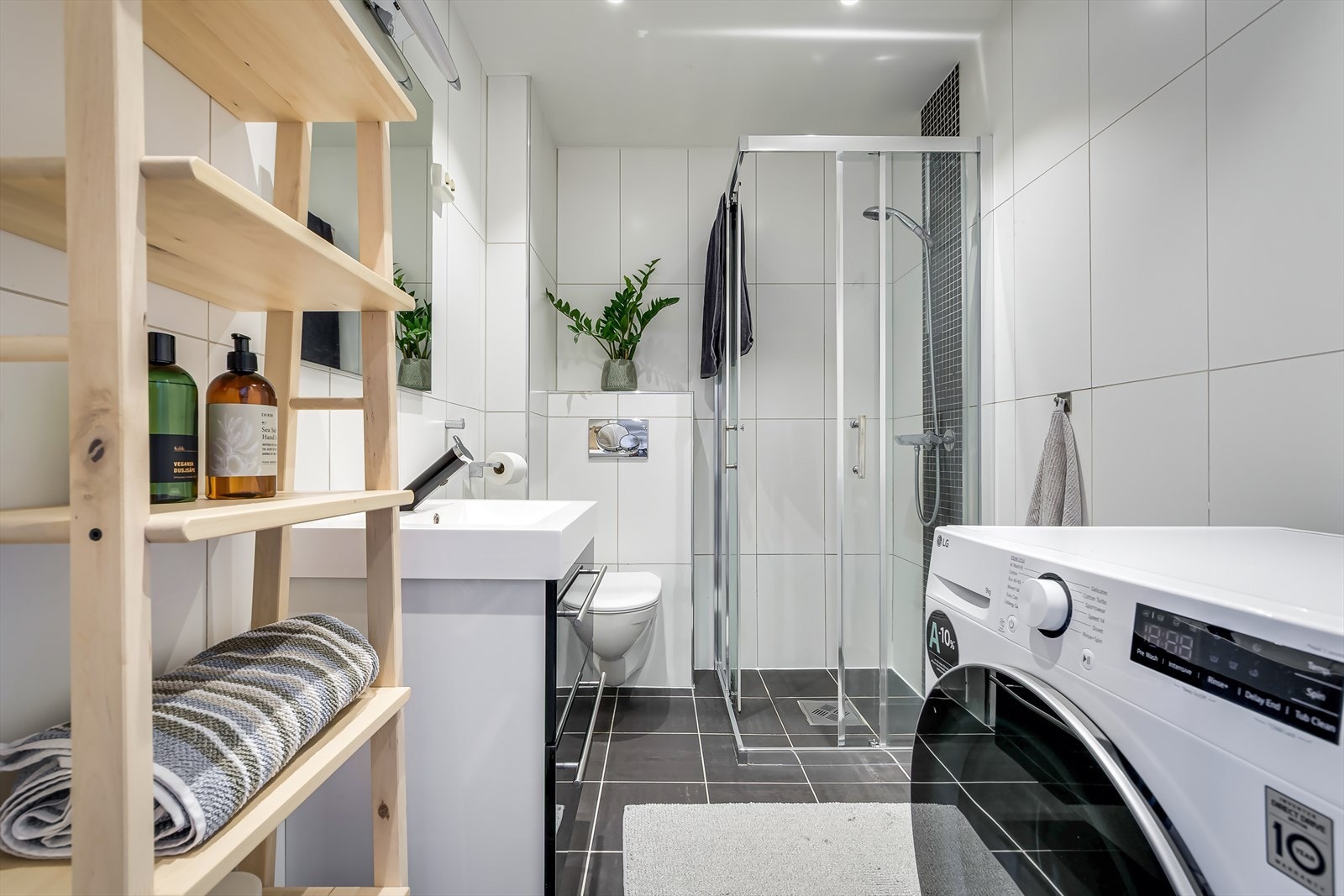 Pent flislagt baderom fra 2010 med elektriske varmekabler i gulv og downlights i himling. Galleribilde