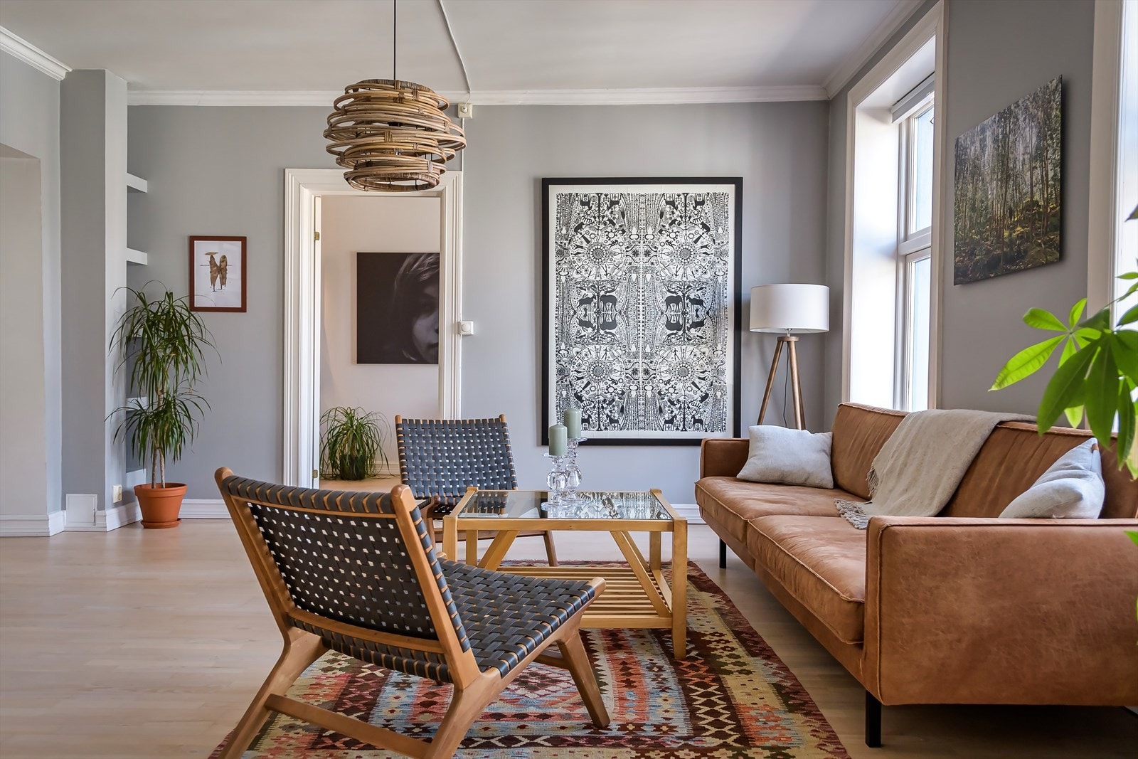 Luftig og behagelig stue hvor det er lett å finne roen etter en lang arbeidsdag. Galleribilde