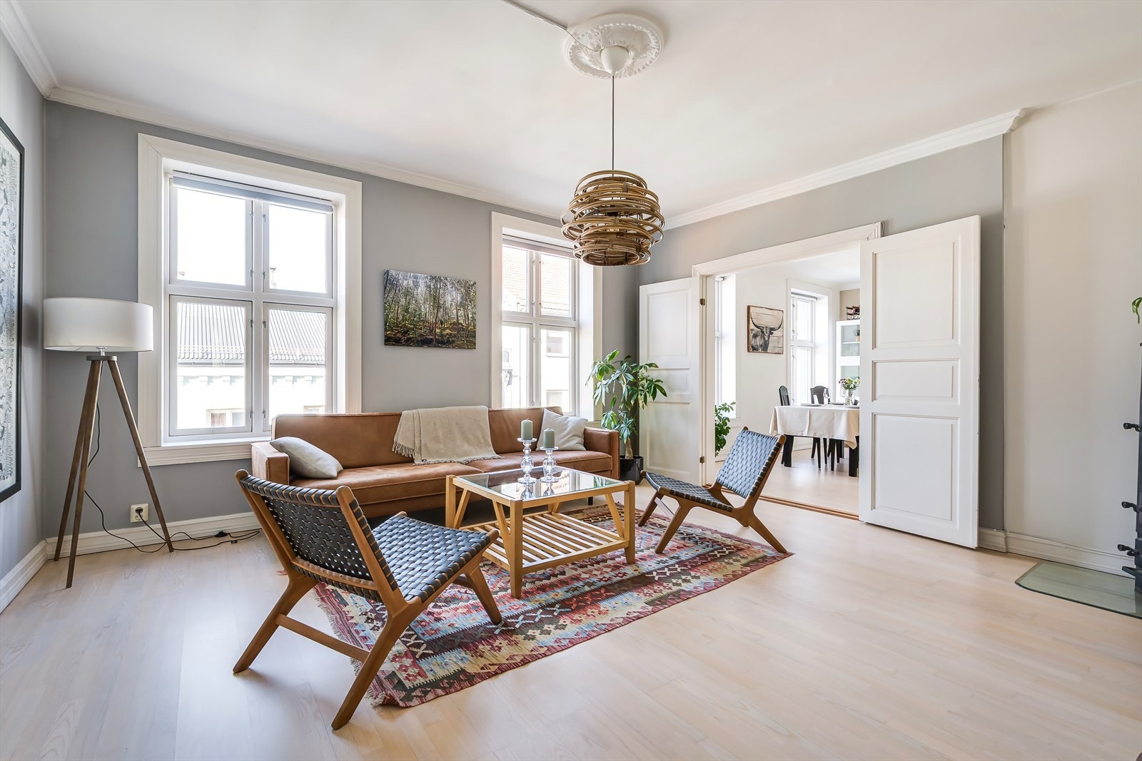 Her kan du flytte rett inn og nyte det gode byliv i en moderne og pent oppusset leilighet hvor flere av de klassiske detaljene er bevart. Galleribilde
