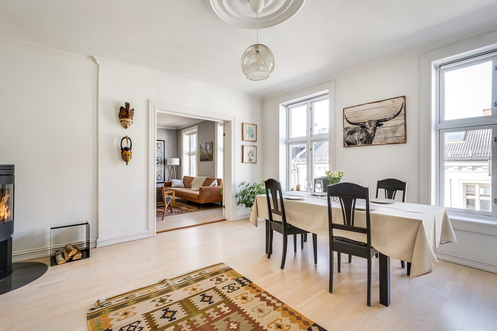 Stort separat kjøkken med god plass til langbord. Galleribilde