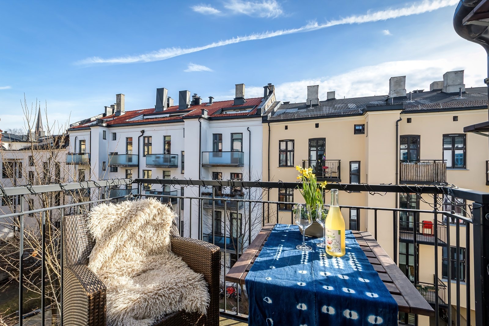 Fra hovedsoverommet er det utgang til én av leilighetens to balkonger. Galleribilde