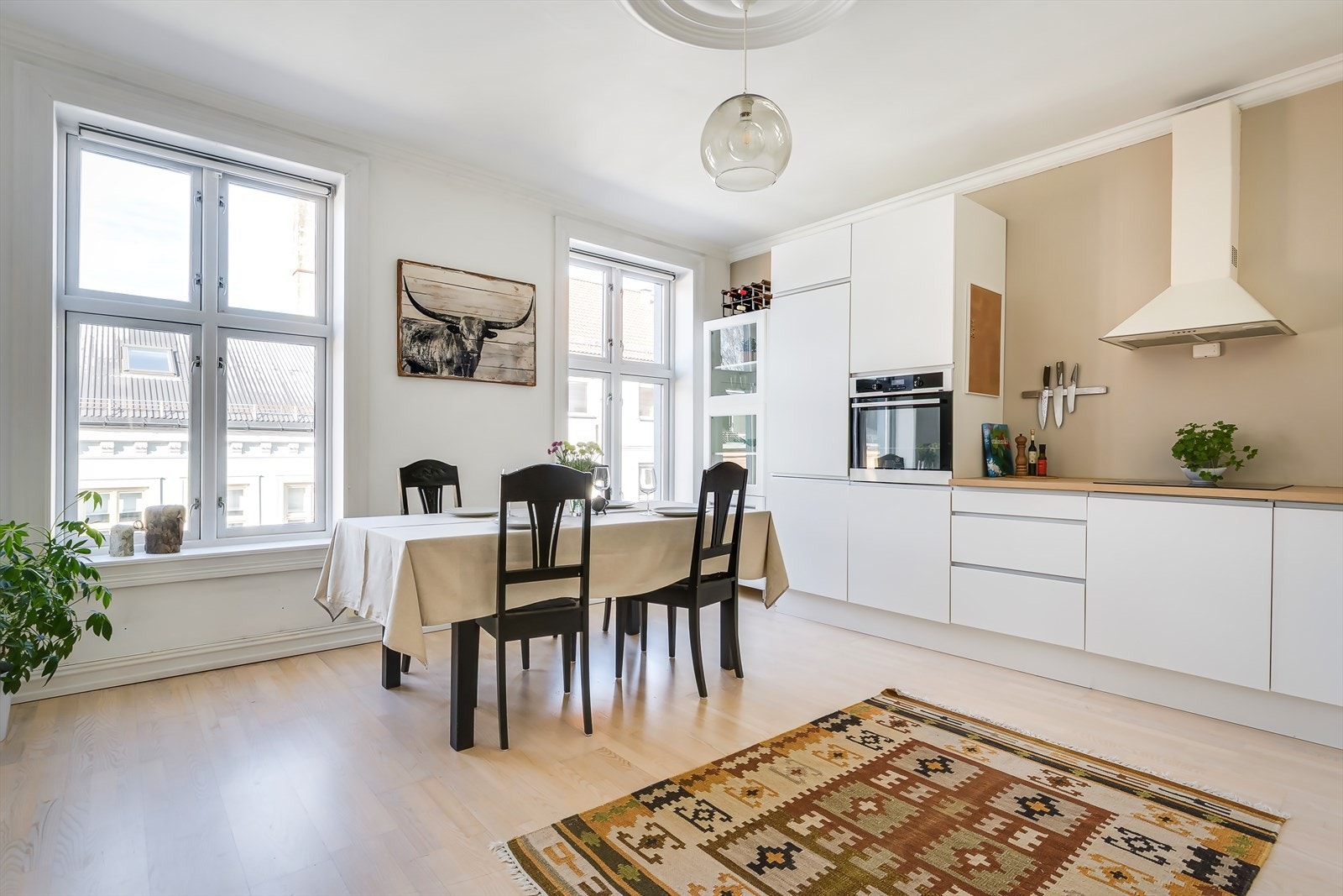 Kjøkkenet er et lyst og trivelig rom med god takhøyde og store vinduer. Galleribilde