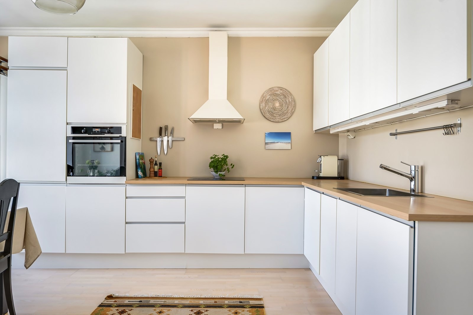 Tidløs kjøkkeninnredning med mye skap- og benkeplass. Galleribilde