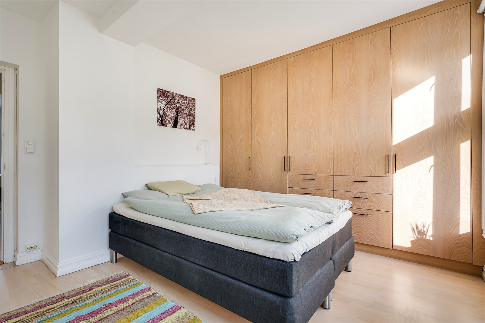 De lekre garderobeskapene innehar rikelig med oppbevaringsplass for dine klær og tilbehør. Galleribilde