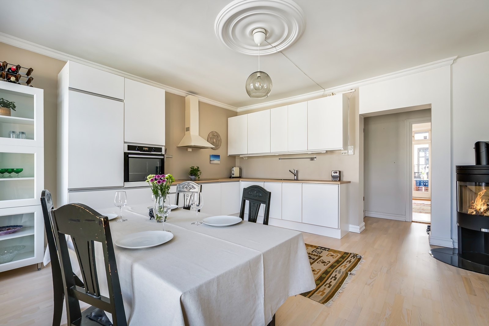 Kjøkkenet er et lyst og trivelig rom med god takhøyde og store vinduer. Galleribilde