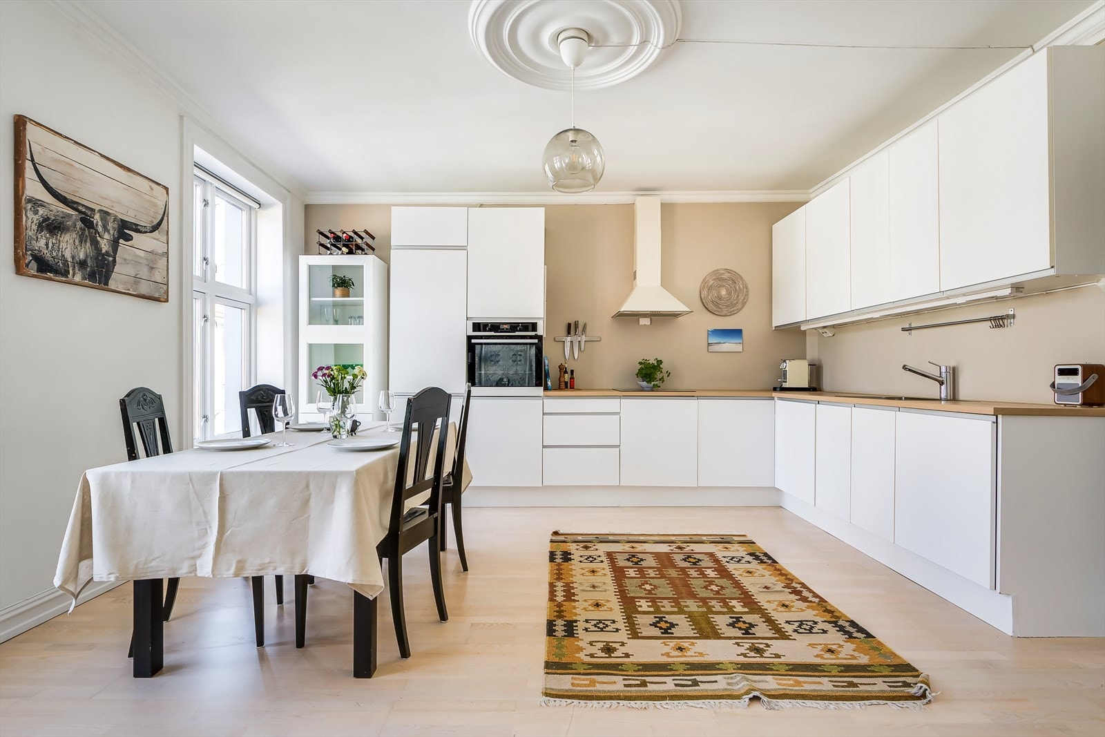 Dette er en stor og gjennomgående 4-roms leilighet med to balkonger og god standard beliggende midt i hjertet av Grünerløkka. Galleribilde