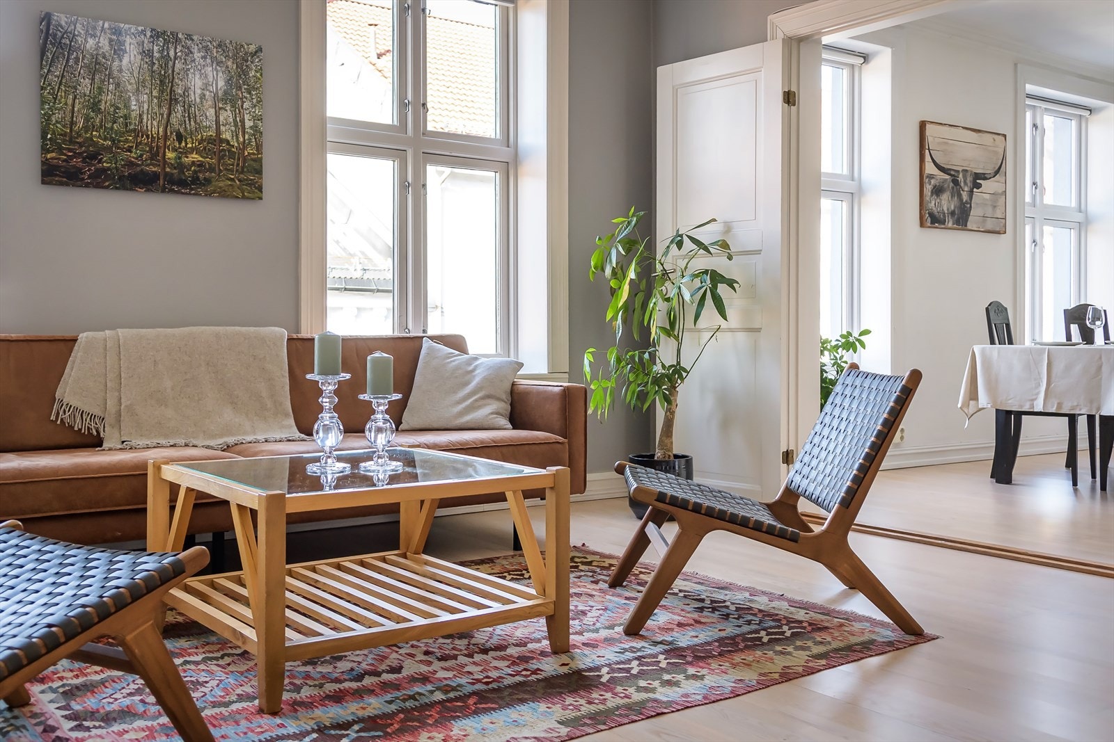 Luftig og behagelig stue hvor det er lett å finne roen etter en lang arbeidsdag. Galleribilde