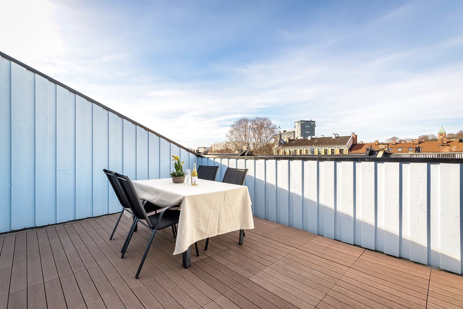 Takterrassen er til fri bruk for beboerne, men planlegger du f.eks. 17. mai- eller sommerfest kan du holde av takterrassen via sameiets bookingsystem. Galleribilde