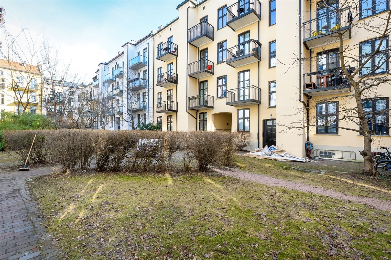 Sameiet har en fin bakgård bestående av steinlagte gangveier, gressplen og beplantning. Galleribilde