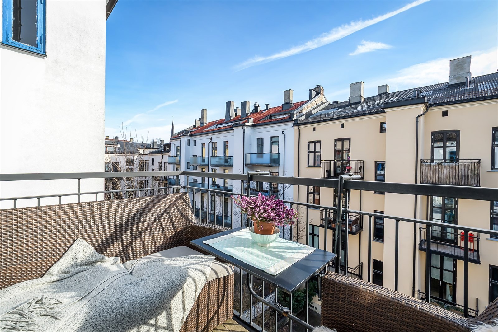 Her sitter du høyt og fritt i 4. etasje og kan nyte herlige sommerdager. Galleribilde