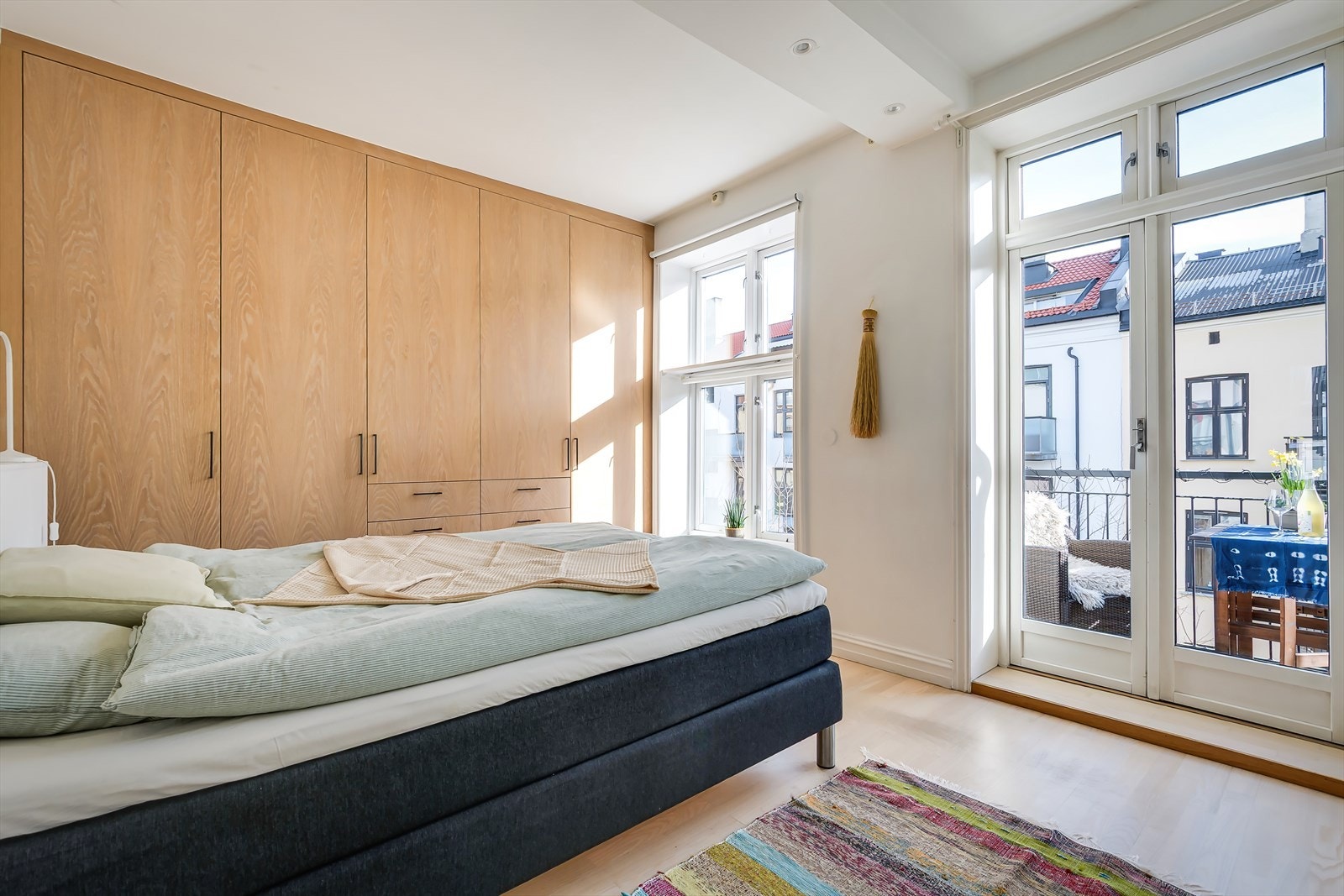 Luftig hovedsoverom med god plass til dobbeltseng og nattbord. Galleribilde