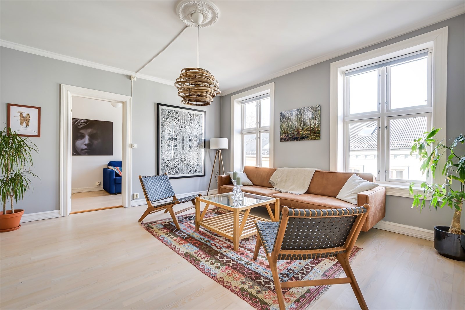 Leiligheten har en god planløsning bestående av et stort kjøkken, tilbaketrukket stue, separat toalett, baderom og 3 soverom hvorav 2 soverom har utgang til balkong inn mot bakgården. Galleribilde