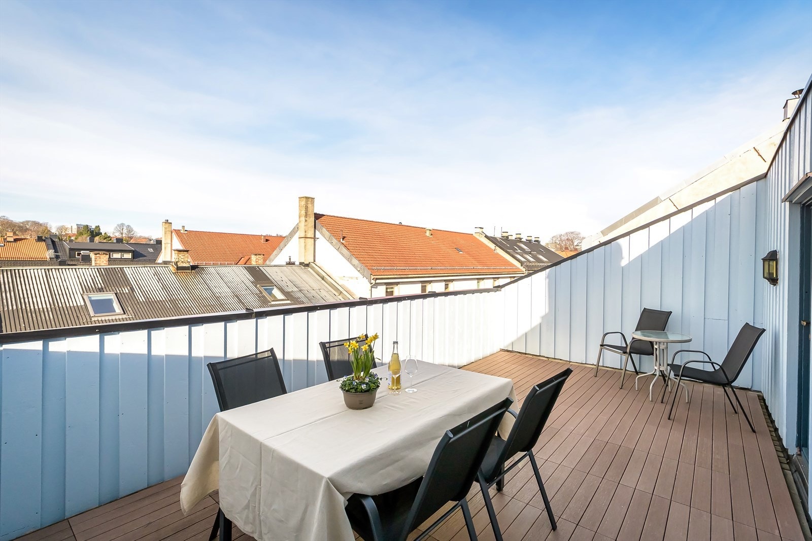 Sameiet har en nydelig felles takterrasse til bruk for beboerne - kun én etasje opp fra leiligheten. Galleribilde