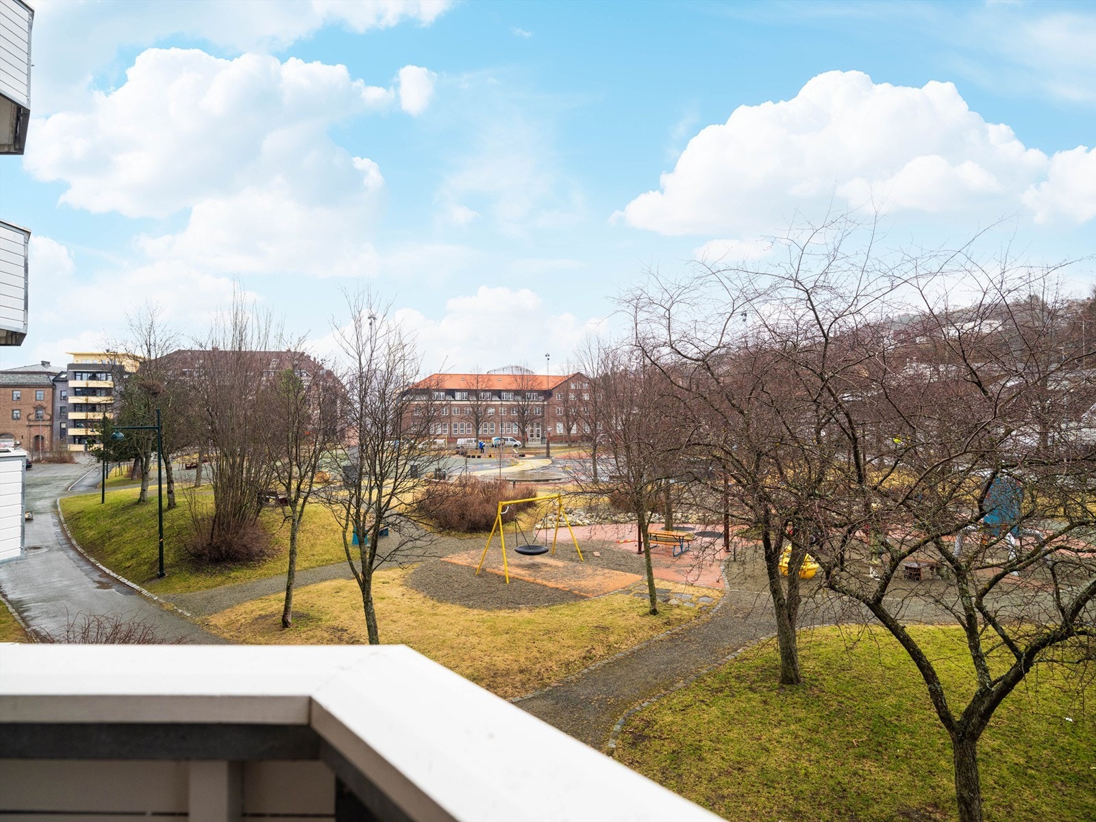 Selger opplyser om solgang fra ca. kl. 07.00 til 15.30 på sommerstid. Ettermiddagssolen kommer til felles hage/inngangsiden etter det. Galleribilde