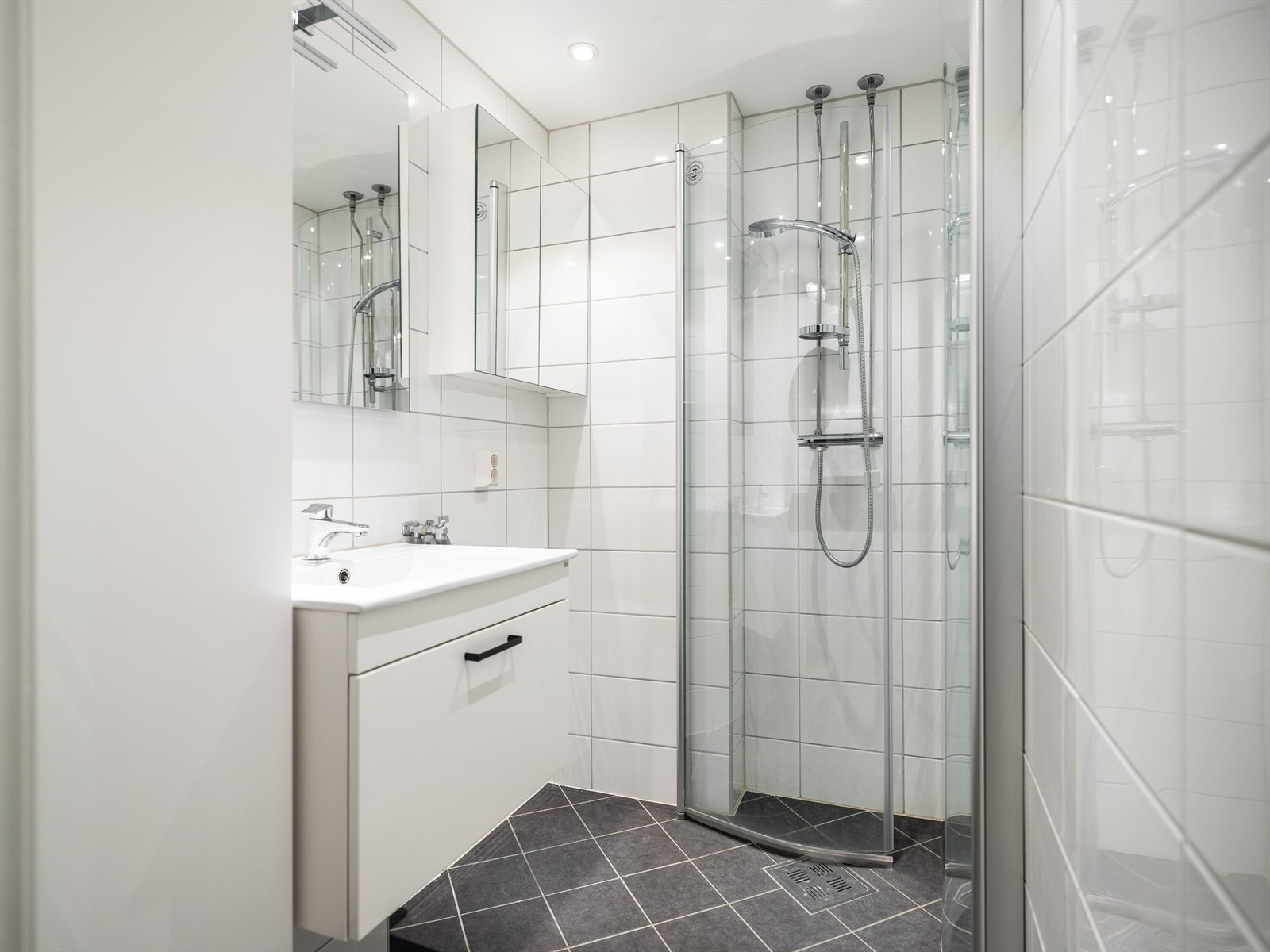 Pent flislagt bad på 2,5 kvm fra 2017 med gulvvarme, downlights i himling samt opplegg for vaskemaskin. Rør i rør system. Galleribilde