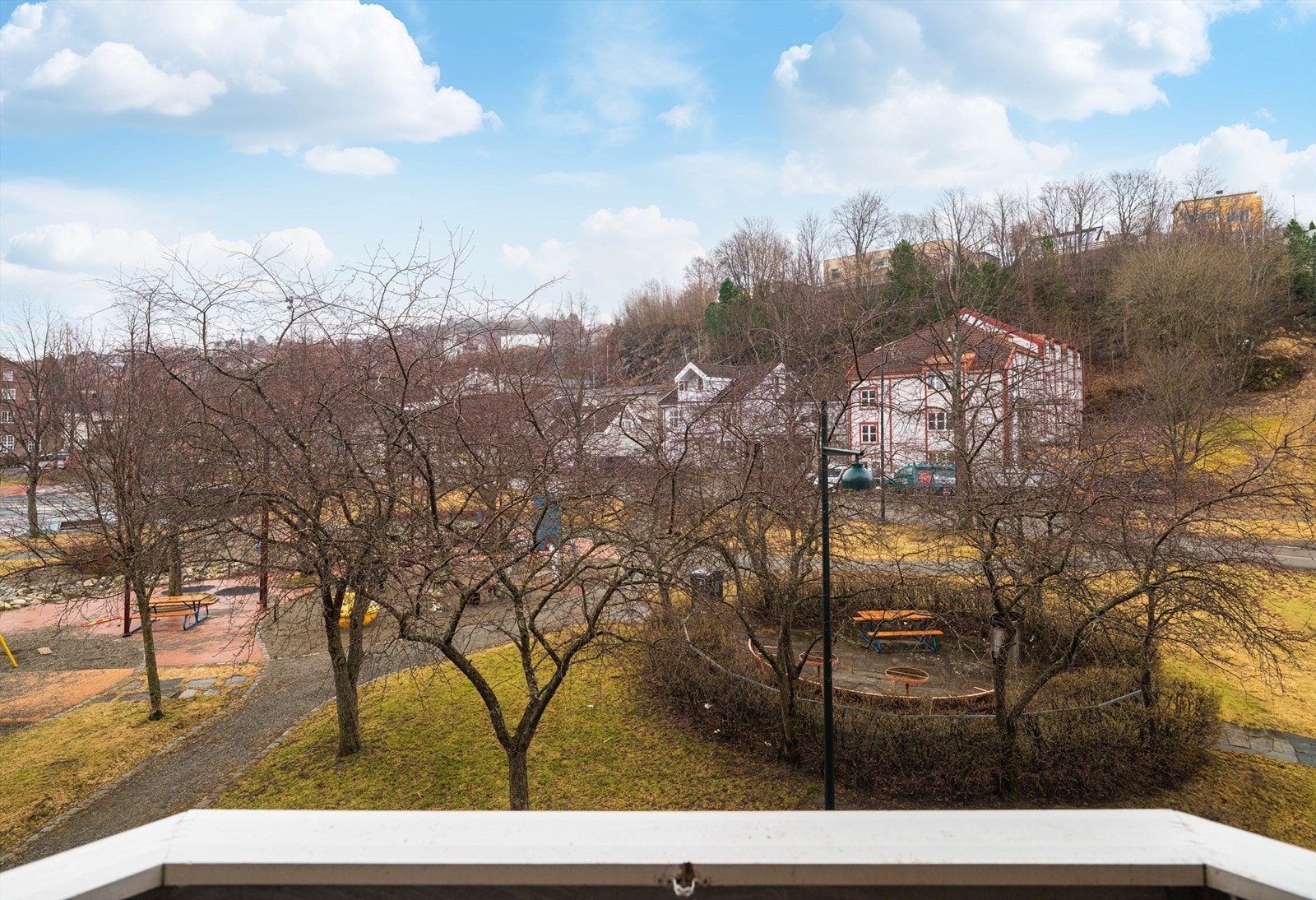 Leiligheten har en sentral beliggenhet på Møllenberg/Buran, med kort vei til sjarmerende kaféer, kollektivtransport, servicefasiliteter og Trondheim sentrum. Galleribilde