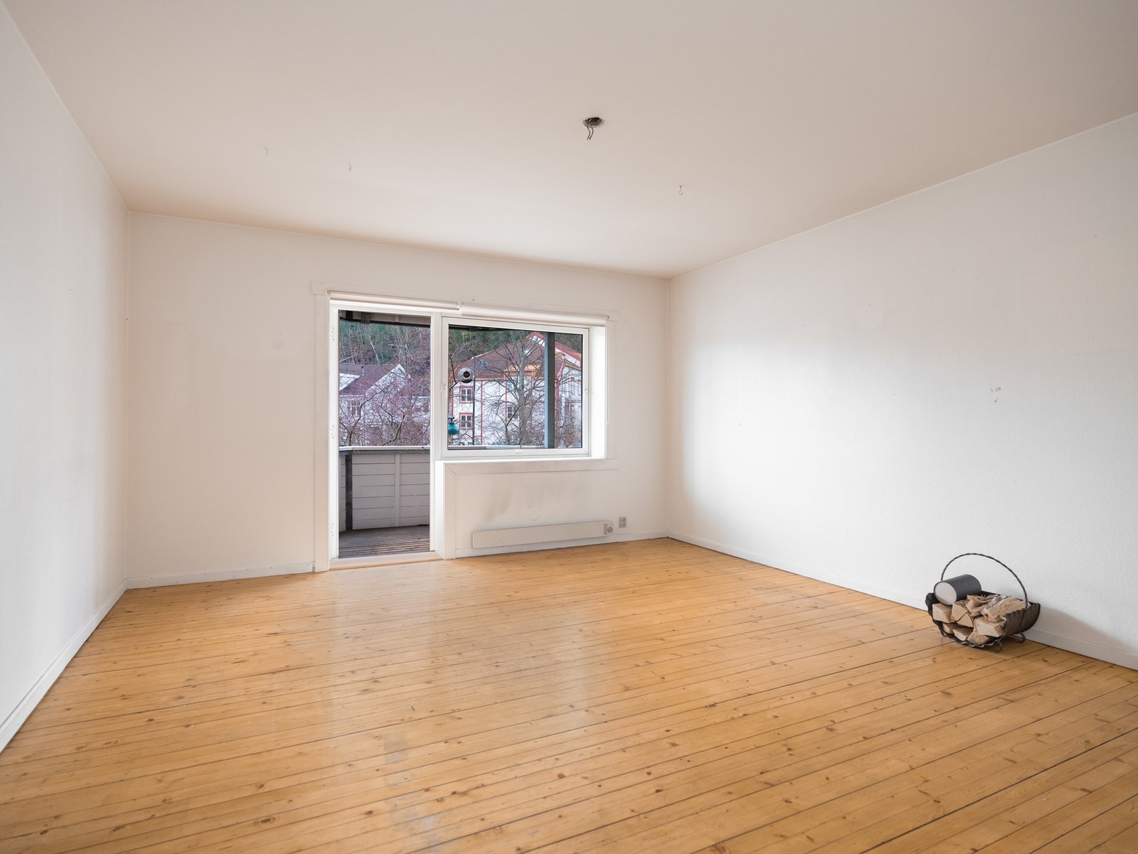 Stue- og kjøkkenarealet måler til sammen romslige 30,1 kvm og har god plass til stor sofagruppe med tilhørende TV-møblement samt spisegruppe. Galleribilde